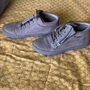 Excellent casual sneakers